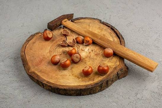 شکستن دستی فندق در مقایسه با شکستن فندق صنعتی
